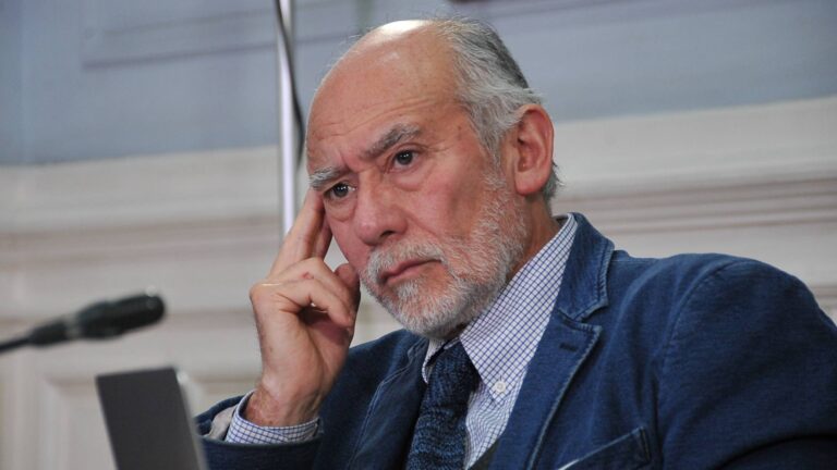 Senador Iván Flores exige soluciones urgentes ante crisis presupuestaria en hospitales del país