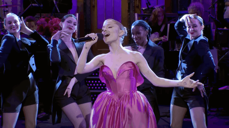 Ariana Grande volvió a deslumbrar como anfitriona de “Saturday Night Live”: Imitó a divas del pop y bromeó sobre “Wicked”