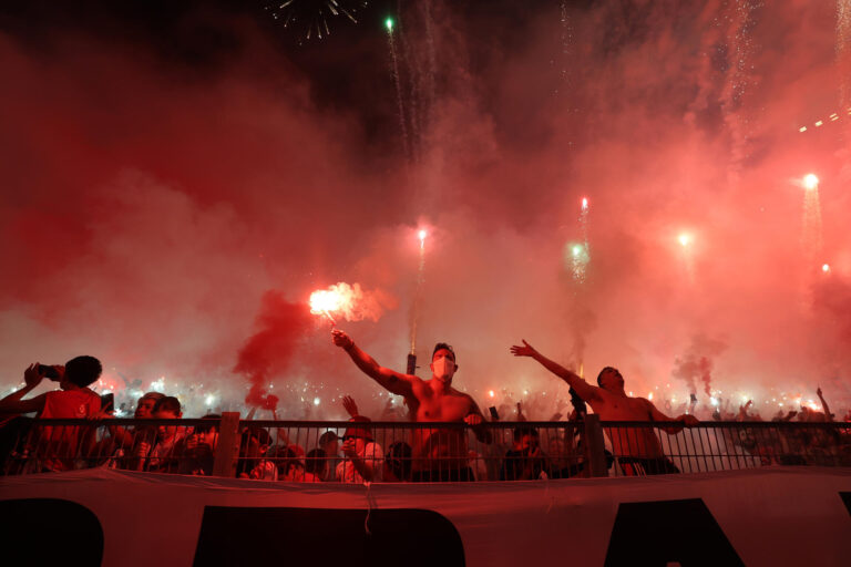 Estadio Monumental es clausurado tras recibimiento con bengalas y fuegos artificiales en encuentro entre River y Mineiro
