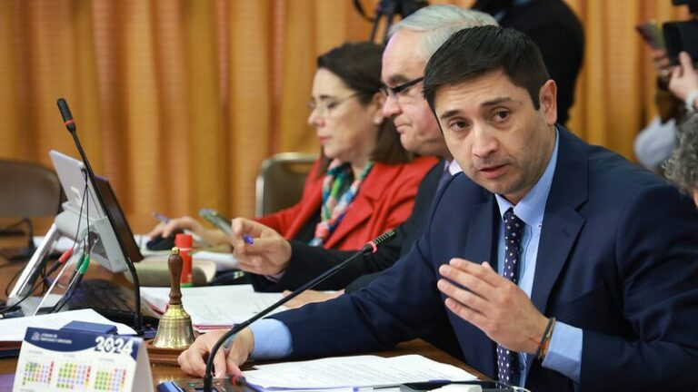 Avanza a Sala proyecto de reforma que busca prohibir ejercer en cargos públicos a quien cometa delitos contra la probidad