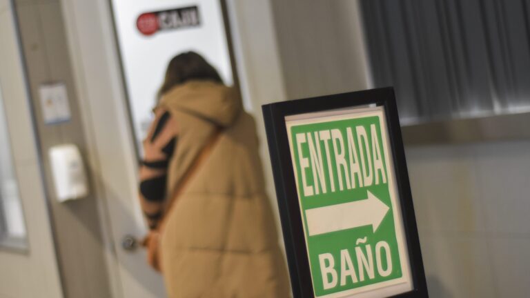 El desafío de ir a un baño público en Chile: Sólo hay 3 disponibles por cada 100 mil habitantes