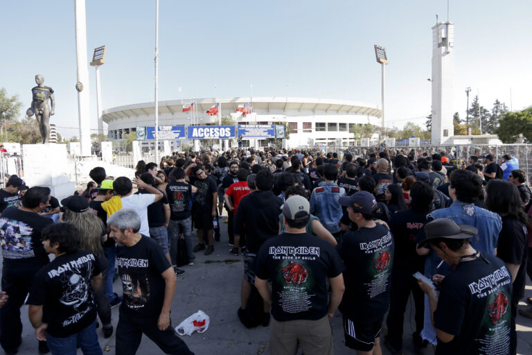 Video: Denuncian que fanáticos de Iron Maiden orinaron frente al memorial de los Detenidos Desaparecidos en el Estadio Nacional