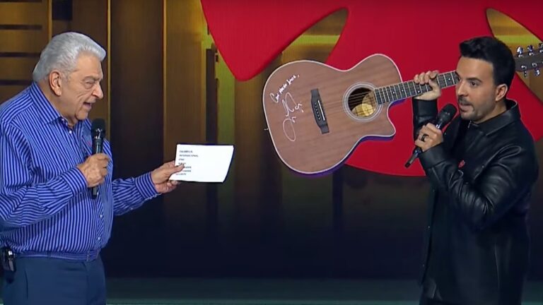 Luis Fonsi dona guitarra autografiada para subastar en la 