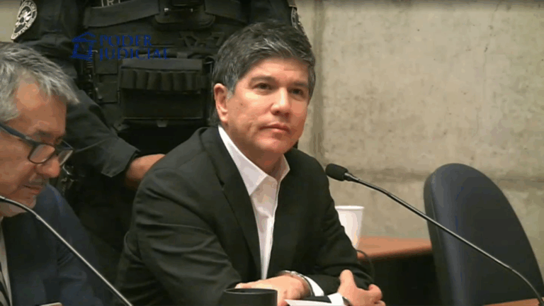 Saludando a los fiscales y fuertemente custodiado: Así fue el ingreso de Manuel Monsalve a su audiencia de formalización