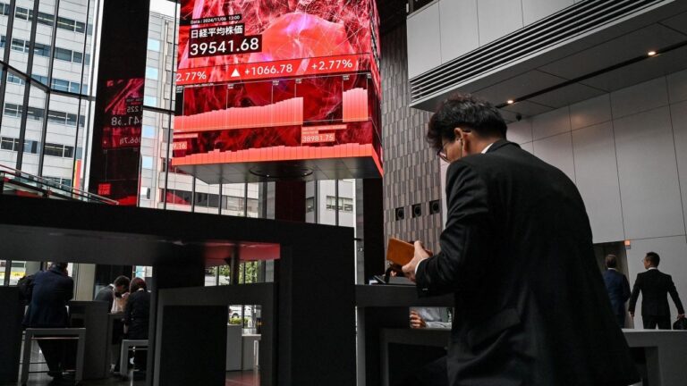 Los mercados asiáticos suben impulsados por las ganancias en Wall Street y la posible victoria de Trump