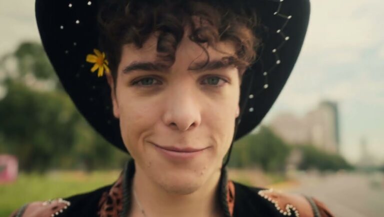 Juanicar presentó su faceta musical en Chile tras el éxito en el cine con 