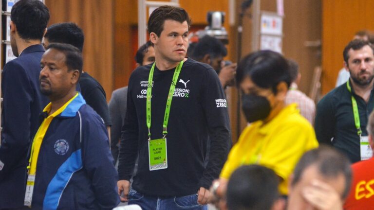 Magnus Carlsen abandonó torneo mundial de ajedrez luego que le exigieran cambiarse los pantalones