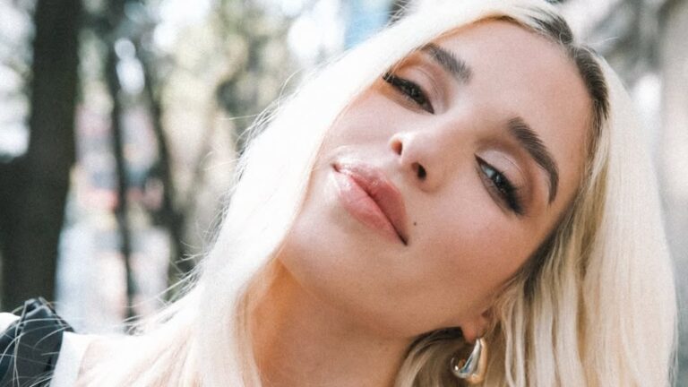 Elena Rose celebra el lanzamiento de 