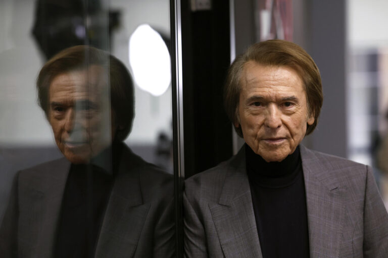 Cuerpo médico que atiende a Raphael descarta que el cantante haya sufrido una ACV