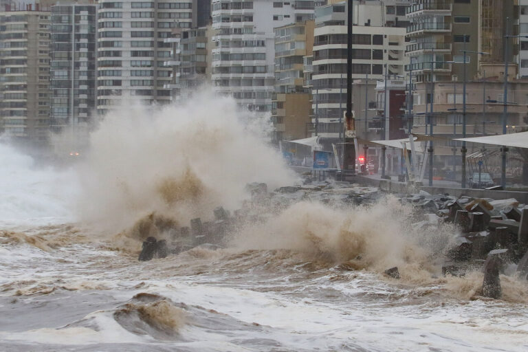 Marejadas generan caos en la costa: Senapred mantiene alerta entre regiones de Arica y Parinacota y Biobío