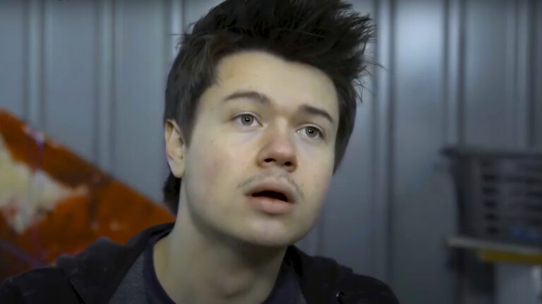 Actor de “Sex Education” es hallado culpable de 26 delitos sexuales: Fiscal lo describió como “un depredador”