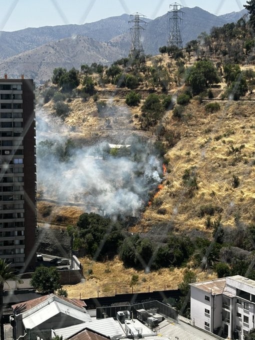 Incendio en ladera del Cerro San Cristóbal obliga a evacuar el parque: Siniestro amenaza casas