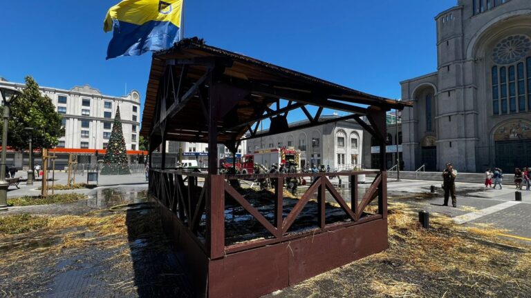 Incendio daña pesebre en plaza de Concepción: Los hechos están bajo investigación