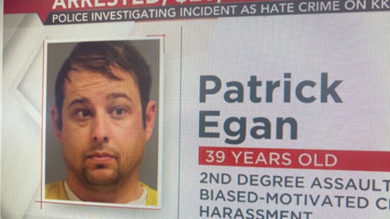 Sujeto fue arrestado tras atacar a reportero y gritarle 