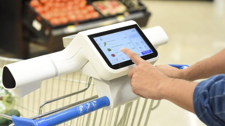 Walmart presentó nuevos carros que funcionan con Inteligencia Artificial: No será necesario pasar los productos por caja