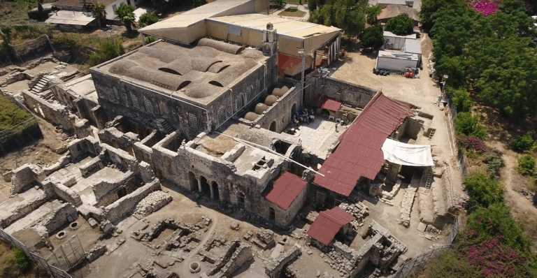 Encuentran en Turquía un sarcófago que podría pertenecer a San Nicolás, la persona que inspiró al Viejito Pascuero