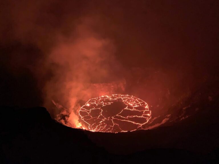 Volcán Kilauea entra en erupción en la isla de Hawái