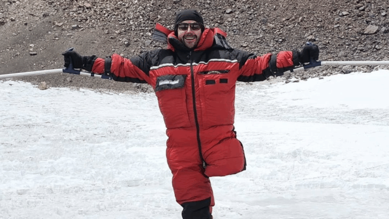 Exatleta Julio Soto hace historia en Chile tras conquistar el cráter Ojos del Salado, el volcán más alto del mundo, sin prótesis