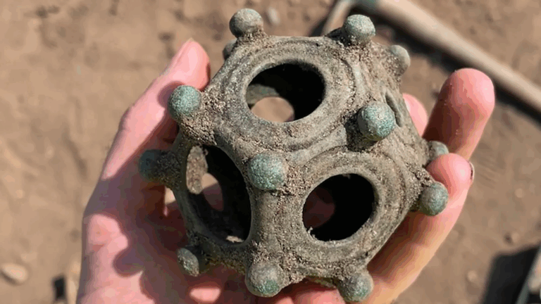 Un diamante gigante, un lápiz labial antiguo y frescos eróticos romanos: 15 descubrimientos notables de este 2024