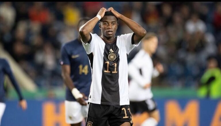 La incendiaria confesión del “papá” de Youssoufa Moukoko, estrella del fútbol alemán: No es su hijo y tiene cuatro años más