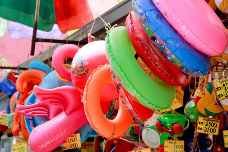 Llegó el verano: Sernac recomienda priorizar la seguridad al momento de comprar flotadores y juguetes acuáticos