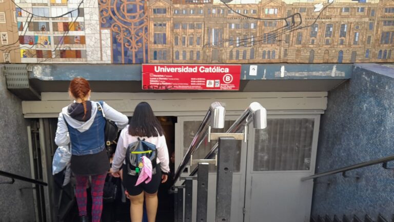 Cierran estación Universidad Católica por distrubios en el exterior