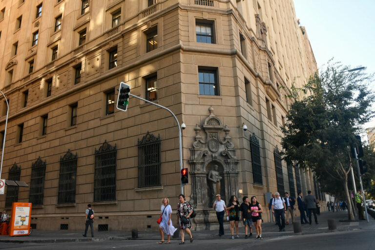 Funcionaria que murió en el Ministerio de Hacienda tras caída habría denunciado maltrato laboral minutos antes de su deceso