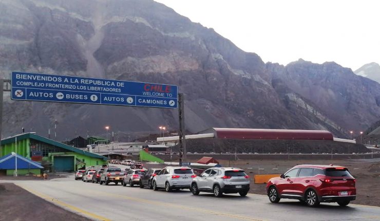 Habría muerto durante la madrugada: Detienen a hombre que intentó entrar a Chile con su esposa fallecida en el auto