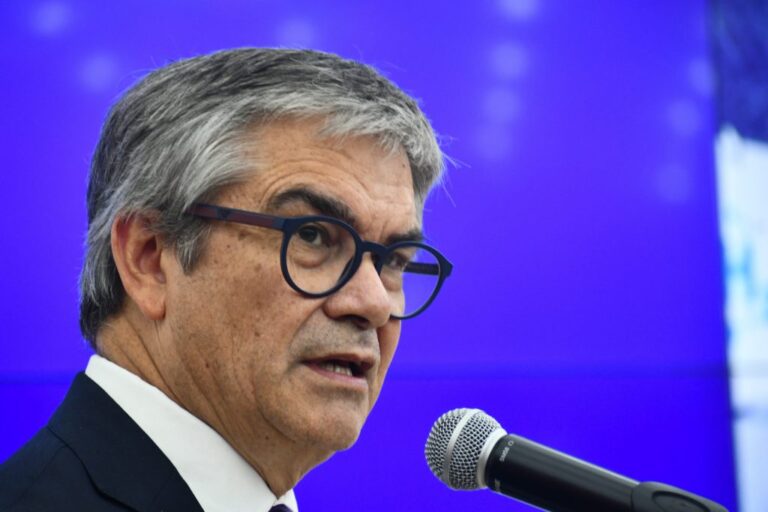 Marcel acusa a las AFP de ejercer una 