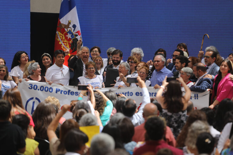 Docentes agradecen al presidente Boric por promulgación de deuda histórica y lo comparan con Pedro Aguirre Cerda