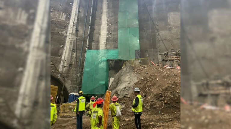 Derrumbe en construcción de la Línea 7 del Metro dejó a dos trabajadores atrapados: Más de 50 bomberos trabajaron en rescate
