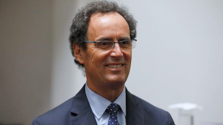 Juan Carlos de la Llera se convierte en el nuevo rector de la Pontificia Universidad Católica de Chile