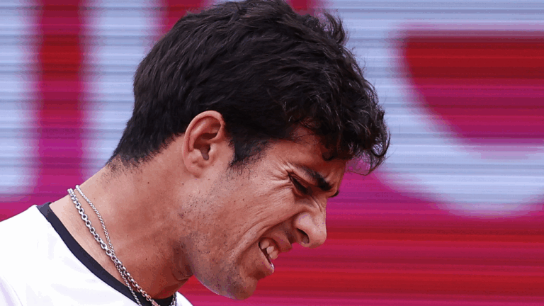 Cristian Garin dispara contra Wimbledon tras su eliminación: “Me hicieron jugar sin luz, no se veía nada”