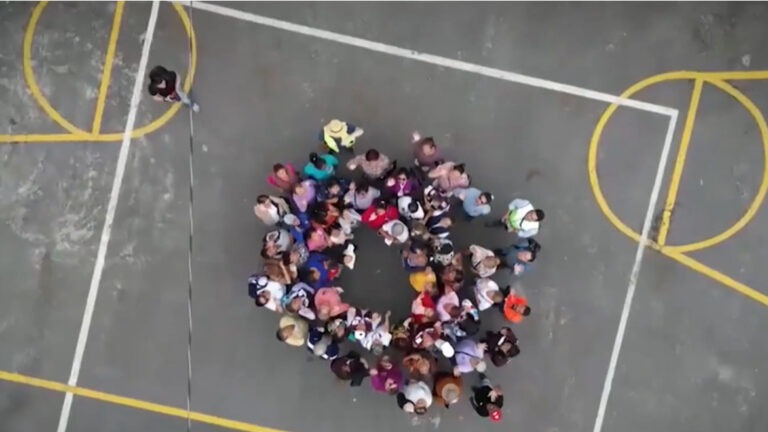 Colores y comunidad: la transformación de canchas deportivas en México