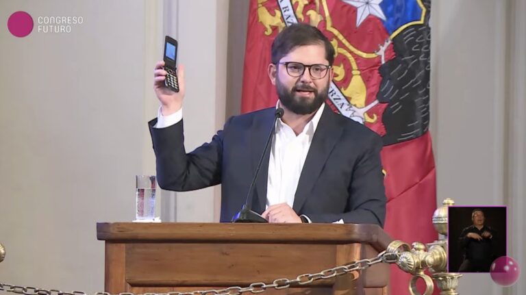 Presidente Boric reveló que usa un dumbphone: Esta fue su reflexión sobre la intoxicación digital