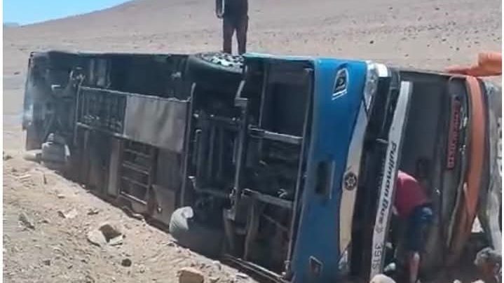 Fatal accidente en la Ruta 5 Norte deja al menos dos muertos y más de 40 heridos cerca de Taltal