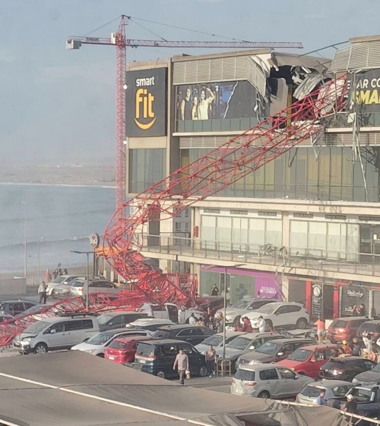 Grúa de construcción colapsa y cae sobre gimnasio en Arica: 1 fallecido y 2 heridos