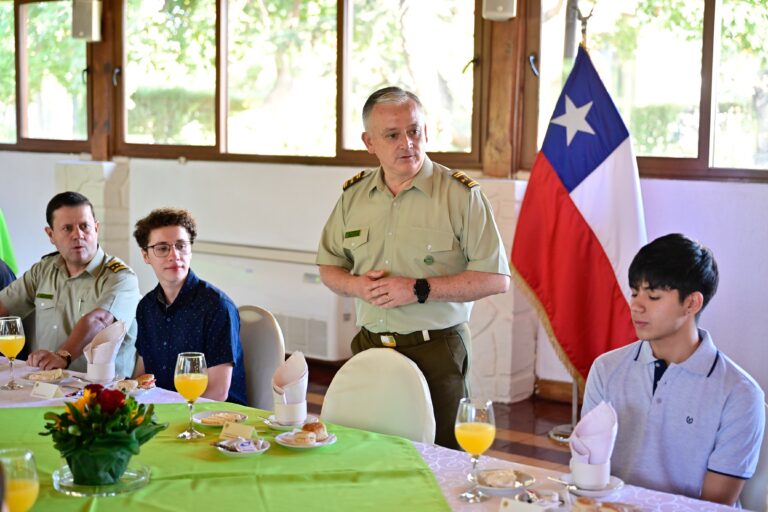General Director de Carabineros reconoce a hijos de funcionarios destacados por su excelencia académica en prueba PAES