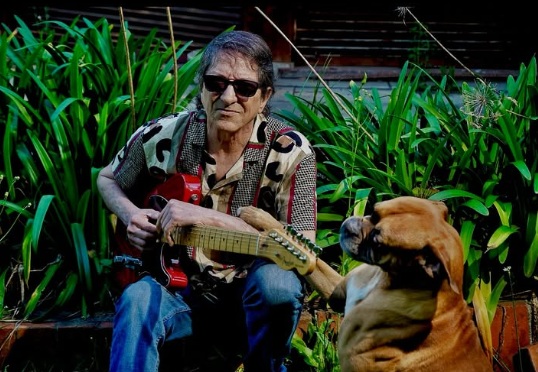 El caso que impacta a Argentina: Chilena, pareja del guitarrista de Virus, muere en un presunto juego sexual y policía investiga el caso