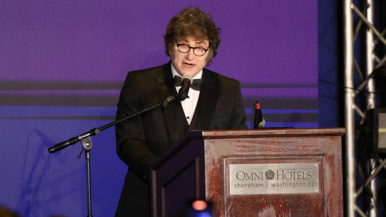 Javier Milei elogia a Trump y su lucha contra la “basura woke” en una gala en Washington