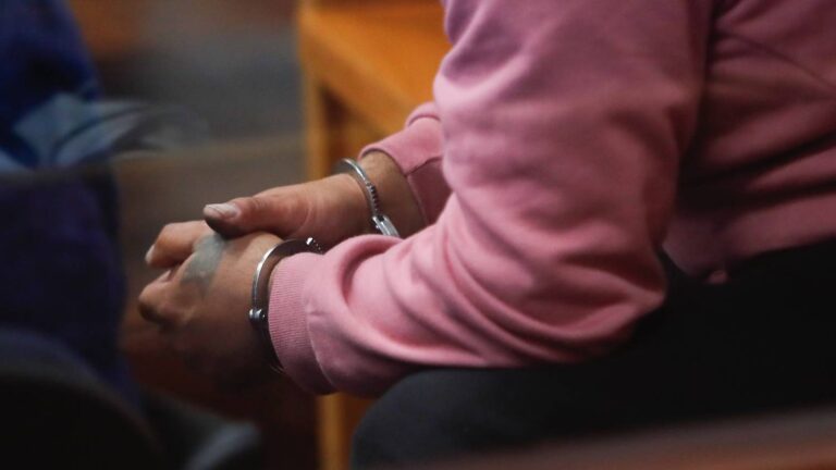 Hombre en prisión preventiva tras ser acusado de femicidio en Estación Central: Habría lanzado a su pareja del piso 27