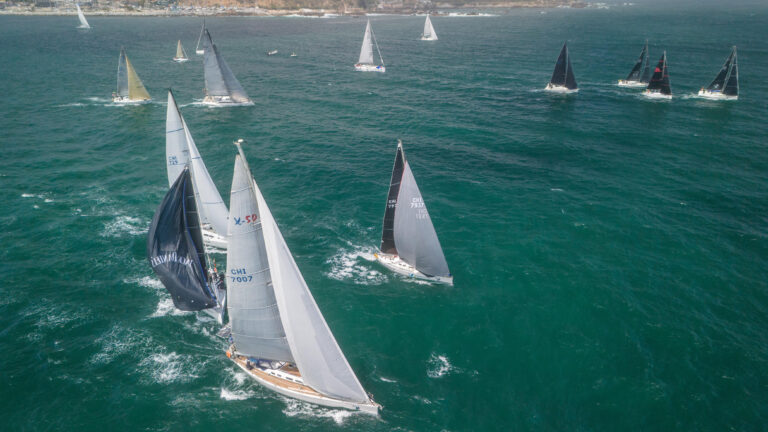 Más de cien veleristas inician exigente travesía en el Circuito Norte de veleros oceánicos