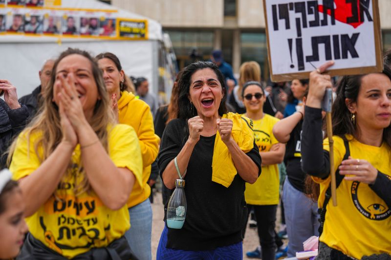 Los israelíes celebran al seguir la noticia de la liberación de los rehenes, en Tel Aviv, Israel, el sábado.. Ariel Schalit/AP