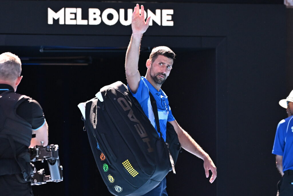 El tenista serbio Novak Djokovic, en el momento de abandonar el viernes, por lesión, el encuentro de semifinales del Abierto de Australia. EFE/JAMES ROSS