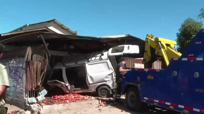 Furgón escapa de fiscalización y provoca grave accidente: Destruyó por completo frontis de una vivienda