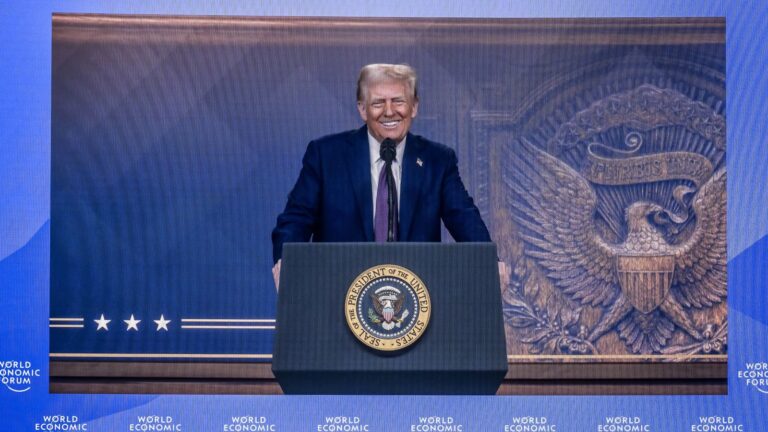 Trump lanza ultimatum: Producen en Estados Unidos o pagan más aranceles