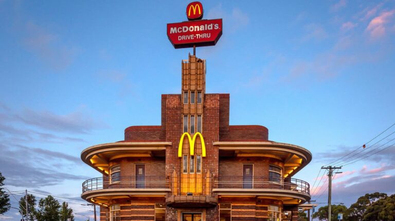 Un fotógrafo visitó los McDonald's de más de 55 países: Así lucen desde el McSki de Suecia hasta el sándwich McArabia