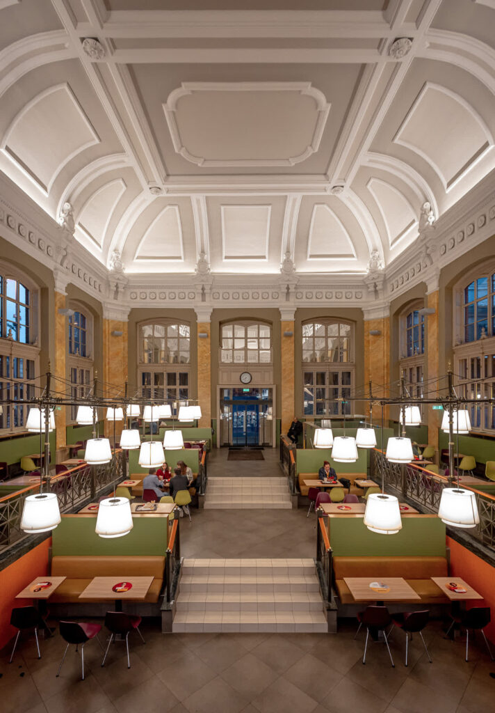 Este McDonald's abrió sus puertas en la estación de tren de Nyugati, en Budapest (Hungría), en 1990 | Vía CNN Newsource