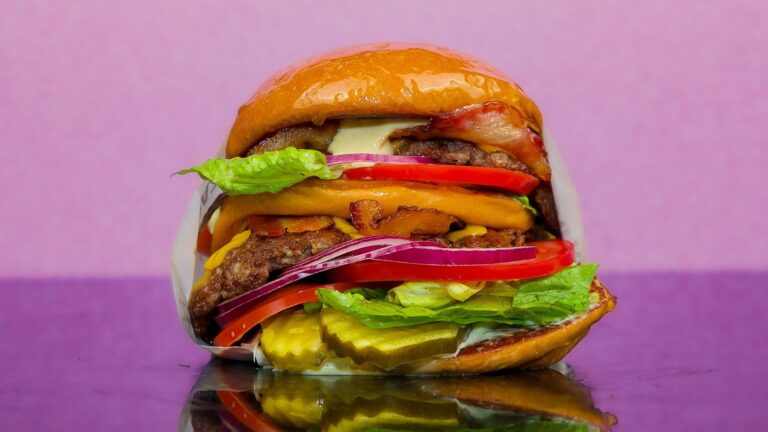 Marca de hamburguesas celebrará inauguración en el Mercado Urbano Tobalaba con mil hamburguesas gratis