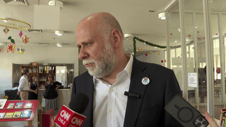 Ministro Elizalde no descarta sesiones especiales por pensiones y criticó 